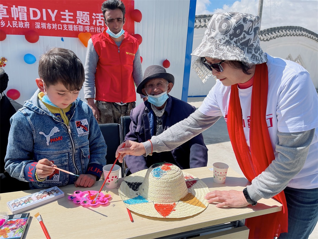 202207191433225514715 大手牵小手——为护边员绘制凉帽活动2.jpg