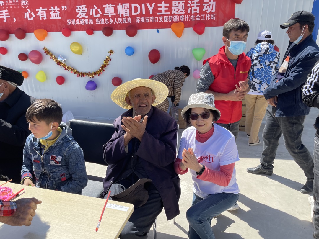 202207191433415906356 大手牵小手——为护边员绘制凉帽活动5.jpg